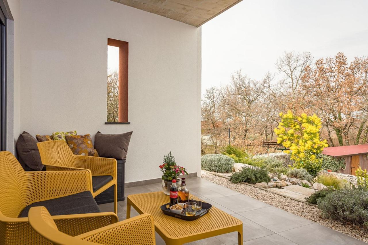 Apartments Bijou With Big Private Garden Near Umag Vilanija Екстериор снимка