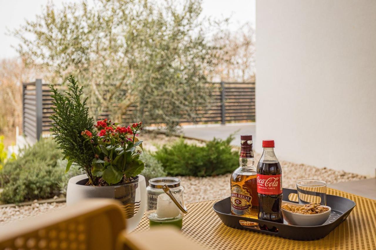 Apartments Bijou With Big Private Garden Near Umag Vilanija Екстериор снимка
