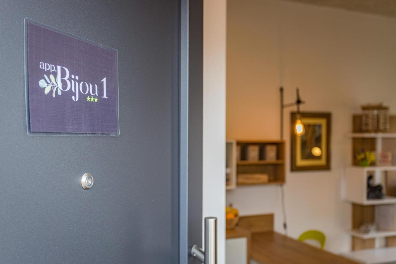 Apartments Bijou With Big Private Garden Near Umag Vilanija Екстериор снимка